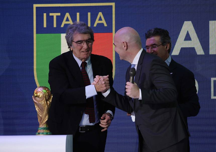 La stretta di mano tra il presidente della Fifa Gianni Infantino e Dino Zoff. LaPresse